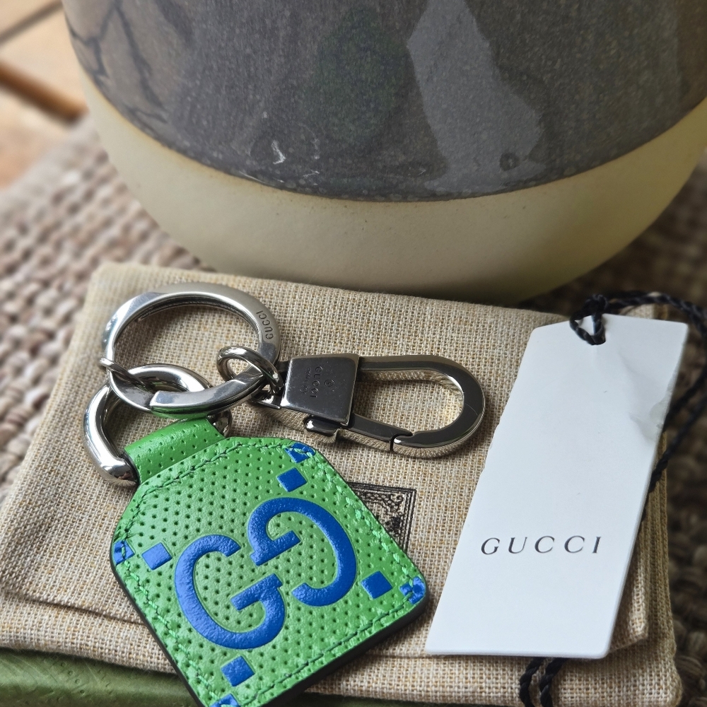 Gucci Logo Leathe Keychain - Picture 2 of 2